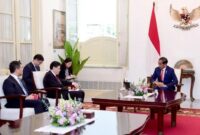 Presiden RI Joko Widodo (kanan) menerima kunjungan kehormatan Menteri Luar Negeri China Qin Gang (tengah) di Istana Merdeka. (Instagram.com/@sekretariat.kabinet) 