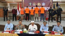 Petugas Kantor Wilayah Kementerian Hukum dan HAM Provinsi Bali menunjukkan empat warga negara Nigeria dan seorang warga Rusia saat menggelar konferensi pers. (Dok. Resbuleleng.bali.polri.go.id) 
