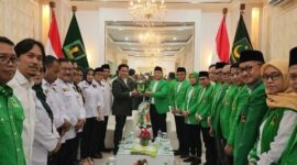 Pelaksana Tugas (Plt) Ketua Umum PPP Muhamad Mardiono menyambut kedatangan Ketua Umum PBB Yusril Ihza Mahendra. (Instagram.com/dpp.ppp) 
