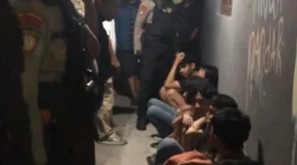 Tim Patroli Perintis Presisi Polres Metro Depok mengamankan remaja. (Instagram.com/@polresmetrodepok) 
