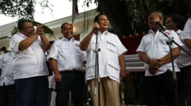 Capres Koalisi Indonesia Maju, Prabowo Subianto, bersama para aktivis 98 yang tergabung dalam 'Masyarakat 08' di Kertanegara. (Dok. Tim Media Prabowo) 
