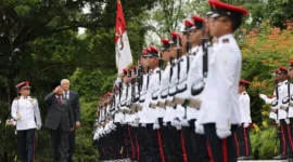 Menteri Pertahanan (Menhan) RI Prabowo Subianto menerima penghargaan Darjah Utama Bakti Cemerlang (Tentera). (Dok. Tim Media Prabowo Subianto)