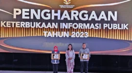 Foto : Wakil Ketua Komisioner BNSP, Ulfah Mashfufah, dengan bangga menerima piagam penghargaan yang digelar oleh Komisi Informasi Publik (KIP) di Hotel Grand Mercure, Kemayoran, Jakarta, pada Rabu (20/12/23). (Doc.Ist)