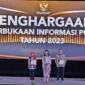 Foto : Wakil Ketua Komisioner BNSP, Ulfah Mashfufah, dengan bangga menerima piagam penghargaan yang digelar oleh Komisi Informasi Publik (KIP) di Hotel Grand Mercure, Kemayoran, Jakarta, pada Rabu (20/12/23). (Doc.Ist)