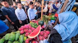 Calon Wakil Presiden (cawapres) nomor urut 2, Gibran Rakabuming Raka saat mengawali rangkaian kampanye di Pulau Kalimantan dari Pasar Pandan Sari, Kota Balikpapan, Provinsi Kalimantan Timur. (Dok. TKN Prabowo - Gibran)