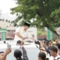 Calon presiden nomor urut 2 Prabowo Subianto menuju titik lokasi acara Doa Bersama dengan 2000 Kiai se-Banten Jawa Barat. (Dok. Tim Media Prabowo-Gibran)
