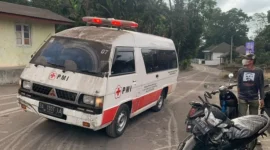 Gunung Marapi melontarkan abu vulkanik setinggi kurang lebih 500 meter di atas puncak gunung. (Dok. BNPB