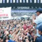 Prabowo Subianto menyapa puluhan ribu masyarakat dalam kunjungannya ke Stadion Gelora Bandung Lautan Api (GLBA), Kota Bandung. (Dok. TKN Prabowo Gibran)