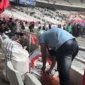 Sejumlah pendukung paslon Prabowo Subianto dan Gibran Rakabuming Raka sigap berinisiatif membersihkan sampah. (Dok. TKN Prabowo Gibran)
