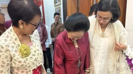 Menteri Keuangan Sri Mulyani dan Menteri Luar Negeri Retno Marsudi bersilaturahmi ke rumah Ketua Umum PDI Perjuangan saat Lebaran. (Facebook.com/@Sri Mulyani Indrawati)