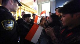 Prabowo Subianto di Beijing, Kerumunan Mahasiswa RI Antusias Sambut di Depan Hotel Minta Selfie