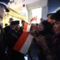 Prabowo Subianto di Beijing, Kerumunan Mahasiswa RI Antusias Sambut di Depan Hotel Minta Selfie