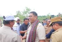 Wakil Menteri Pertanian (Wamentan) RI, Sudaryono melakukan tanam raya padi varietas unggul Gadjah Mada Gogo Rancah (Gamagora) 7 bersama Himpunan Kerukunan Tani Indonesia (HKTI). (Dok. Kementerian Pertanian)

