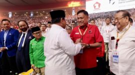 Momen Prabowo Subianto Sapa dan Peluk Perwakilan PDI Perjuangan di HUT Partai Gerindra