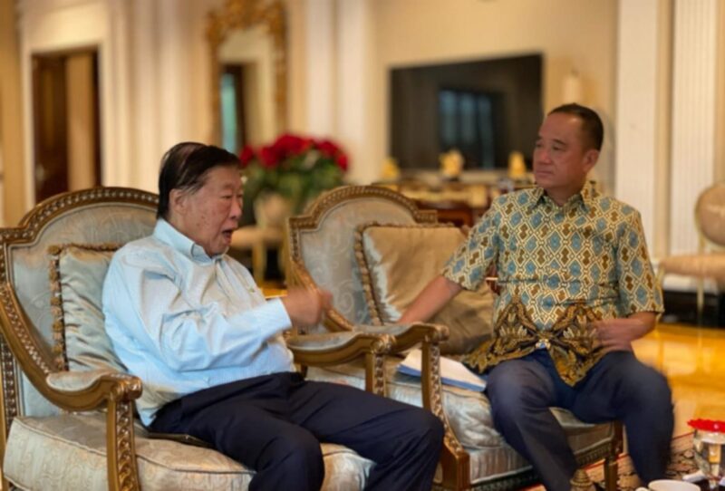 Ketua Umum Paguyuban Sosial Marga Tion̈ghoa Indonesia (PSMTI) Pusat, Wlianto Tanta bersama Murdaya Widyawimarta Po, OBE. (Dok. PSMTI Pusat)